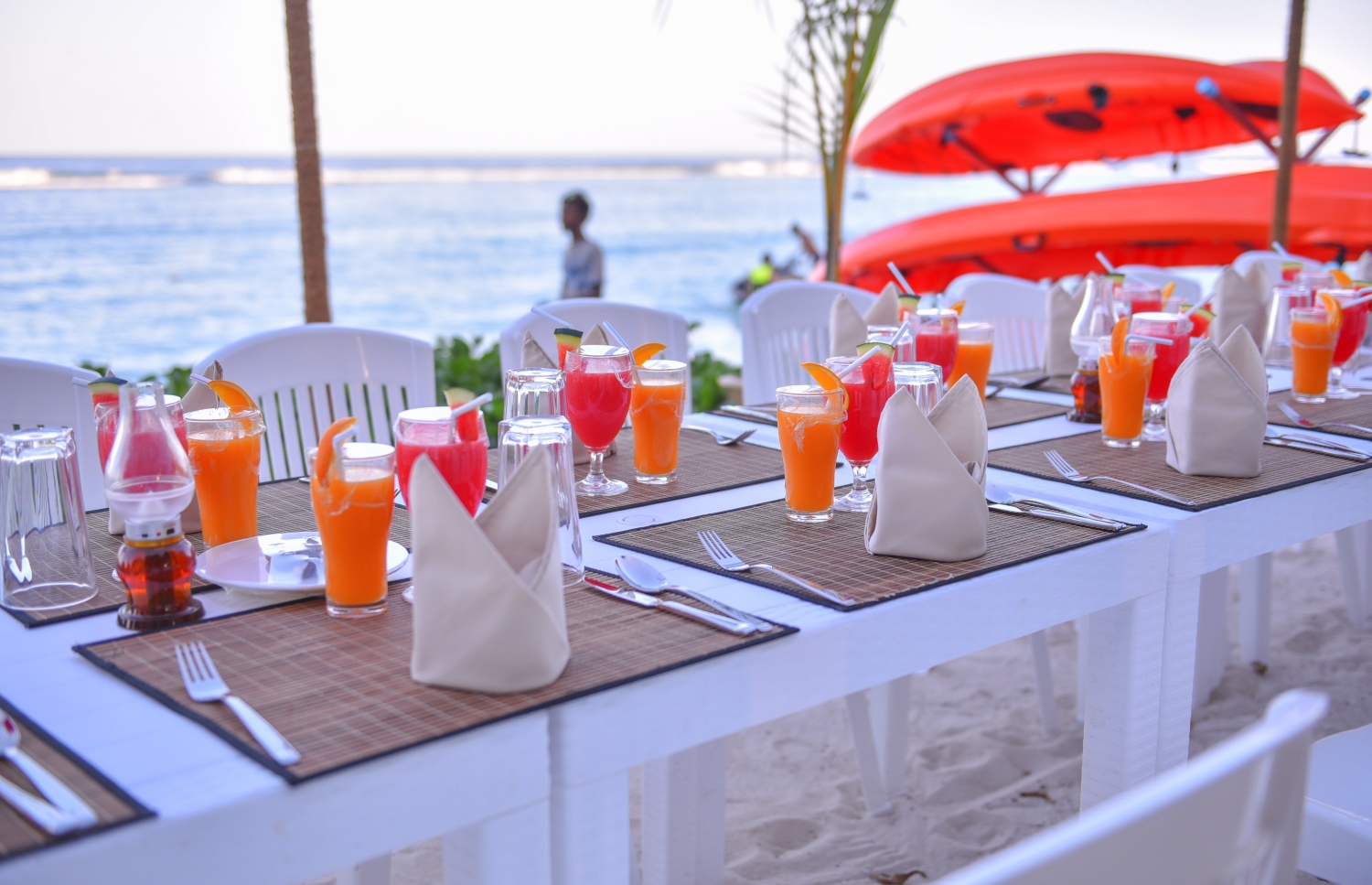 ހުޅުމާލޭގައި ހުންނަ އޯޝަން ގްރޭންޑް ގެސްޓް ހައުސްގައި ރޯދަ ވީއްލުމަށް ބީޗްގައި ކާބޯތަކެތި އަތުރައި ތައްޔާރުކޮށްފައި. -- ފޮޓޯ: ހުސެން ވަހީދު/މިހާރު