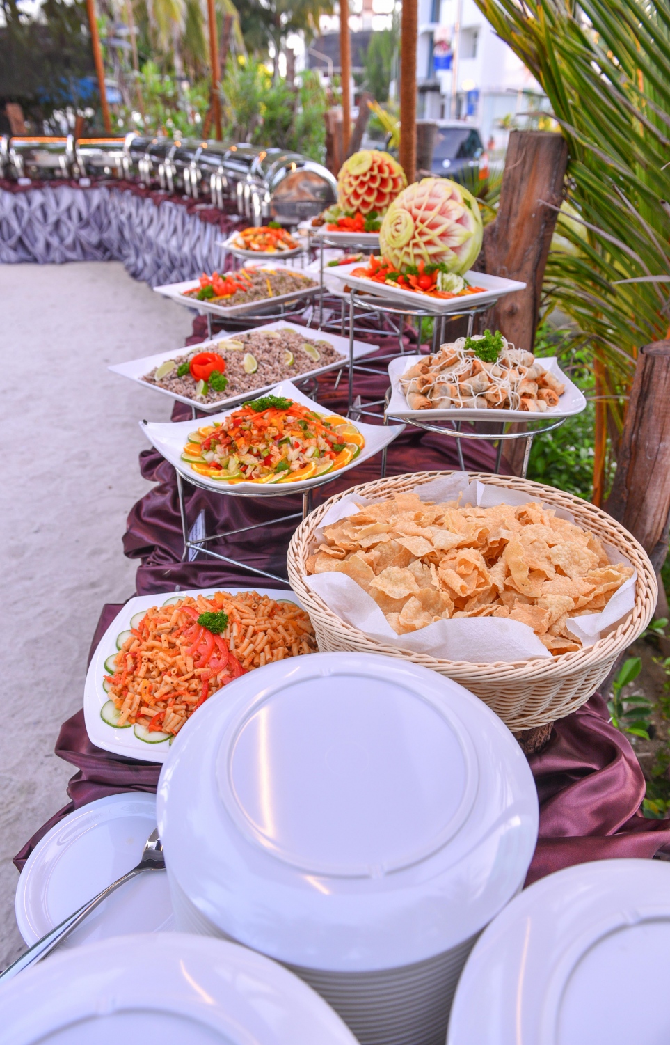 ހުޅުމާލޭގައި ހުންނަ އޯޝަން ގްރޭންޑް ގެސްޓް ހައުސްގައި ރޯދަ ވީއްލުމަށް ބީޗްގައި ކާބޯތަކެތި އަތުރައި ތައްޔާރުކޮށްފައި -- ފޮޓޯ: ހުސެން ވަހީދު/މިހާރު