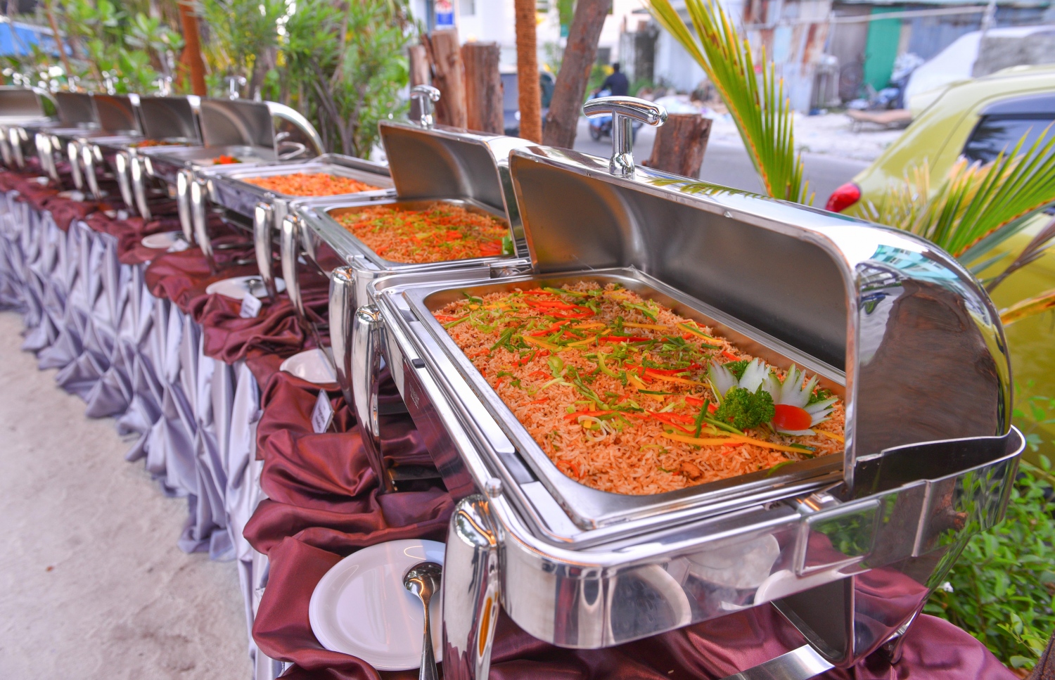 ހުޅުމާލޭގައި ހުންނަ އޯޝަން ގްރޭންޑް ގެސްޓް ހައުސްގައި ރޯދަ ވީއްލުމަށް ބީޗްގައި ކާބޯތަކެތި އަތުރައި ތައްޔާރުކޮށްފައި. -- ފޮޓޯ: ހުސެން ވަހީދު/މިހާރު