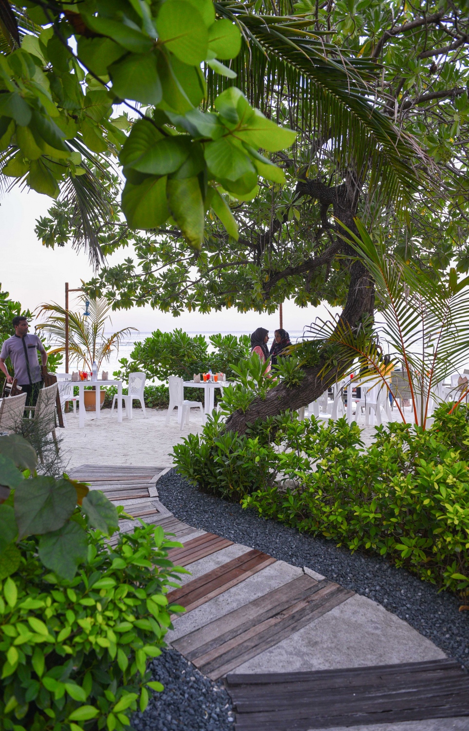 ހުޅުމާލޭގައި ހުންނަ އޯޝަން ގްރޭންޑާ ގެސްޓް ހައުސްއާ ދިމާލުން އޮންނަ ބީޗް. މިއީ ހިތްގައިމު މާހައުލެއް. -- ފޮޓޯ: ހުސެން ވަހީދު/މިހާރު