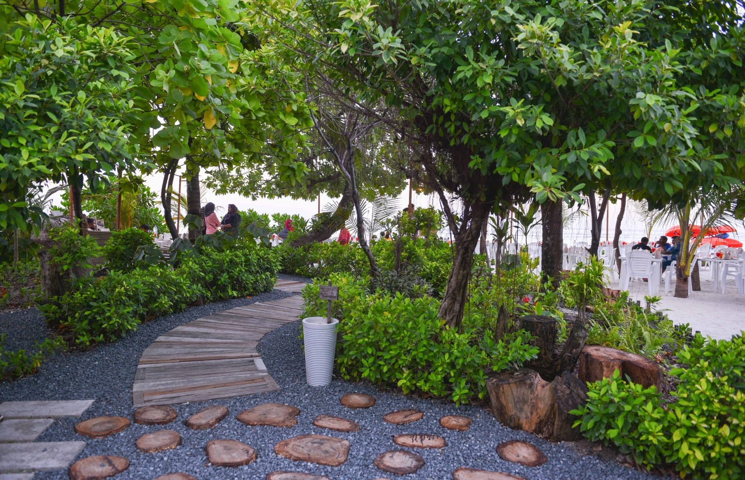 އޯޝަން ގްރޭންޑާ ދިމާލުން އަތިރިމަތީގެ ހިތްގައިމު މާހައުލު. -- ފޮޓޯ: ހުސެން ވަހީދު/މިހާރު