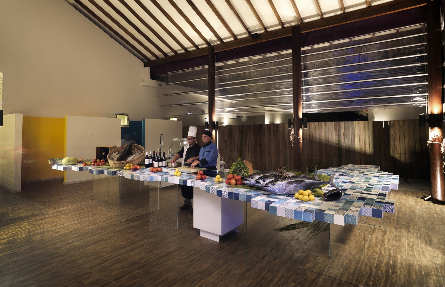 ކޮކޫން މޯލްޑިވްސްގެ ރެސްޓޯރަންޓެއް: މިތަނުގެ ޑިޒައިންތައް ވަރަށް ހިތްގައިމު. --ފޮޓޯ: ކޮކޫން މޯލްޑިވްސް