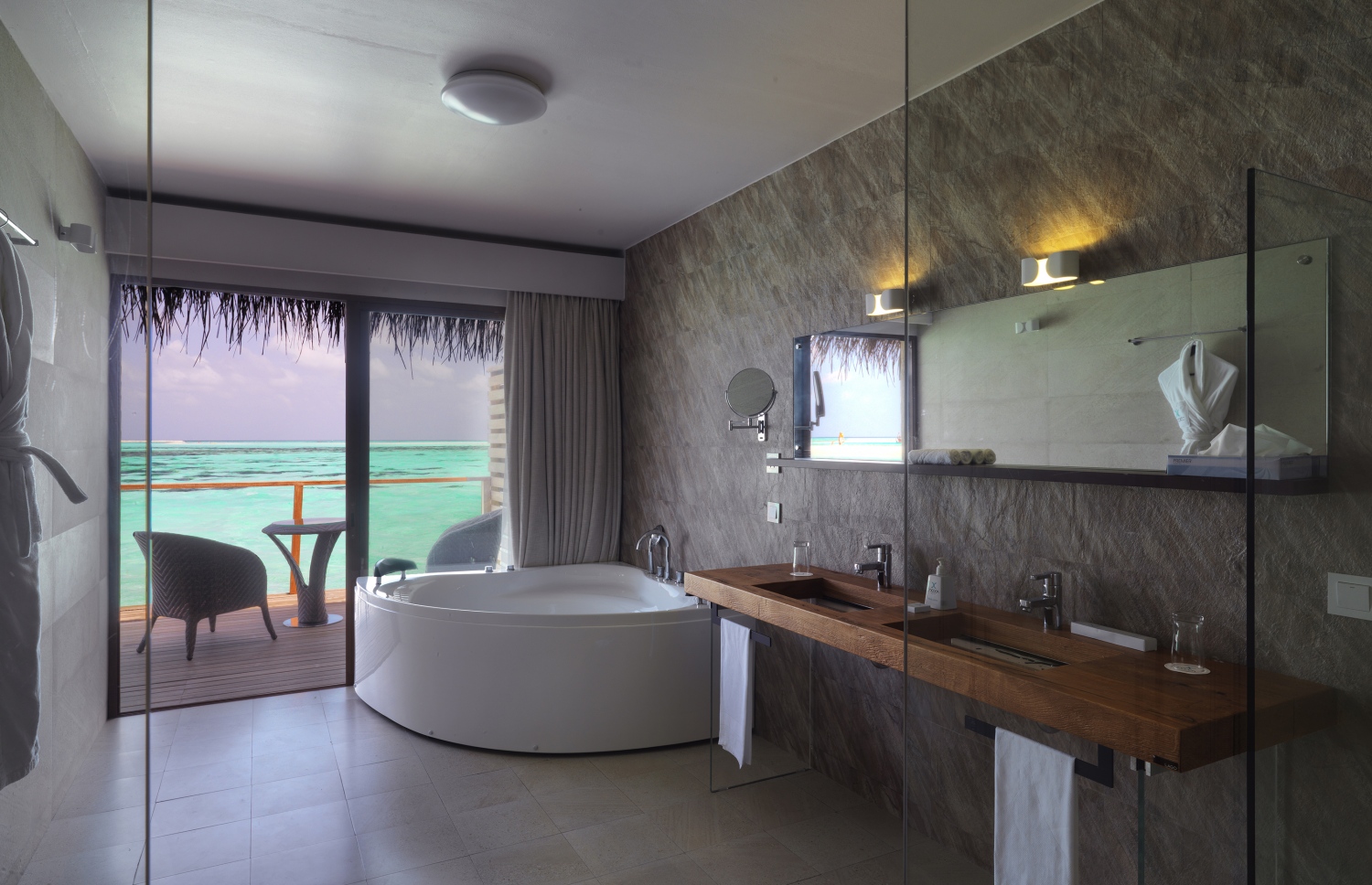 ކޮކޫން މޯލްޑިވްސްގެ ވޯޓާ ވިލާއެއްގެ ފާޚާނާ: މިތަނުގައި ގުދުރަތީ ރީތިކަން ދައްކައިދޭން ގިނައިން ބިއްލޫރި ބޭނުންކޮށްފައިވޭ. --ފޮޓޯ: ކޮކޫން މޯލްޑިވްސް