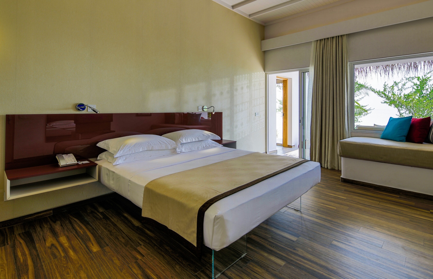 ކޮކޫން މޯލްޑިވްސް ބީޗް ވިލާގެ އެތެރެ: މިތަނުގައި ބޭނުންކޮށްފައިވާ ފަރުނީޗަރުތަކާއި ވޯލް ޕޭޕަރުތަކަކީ އިޓަލީގެ ލާގޯ ކުންފުނީގެ އުފެއްދުންތައް --ފޮޓޯ: ކޮކޫން މޯލްޑިވްސް