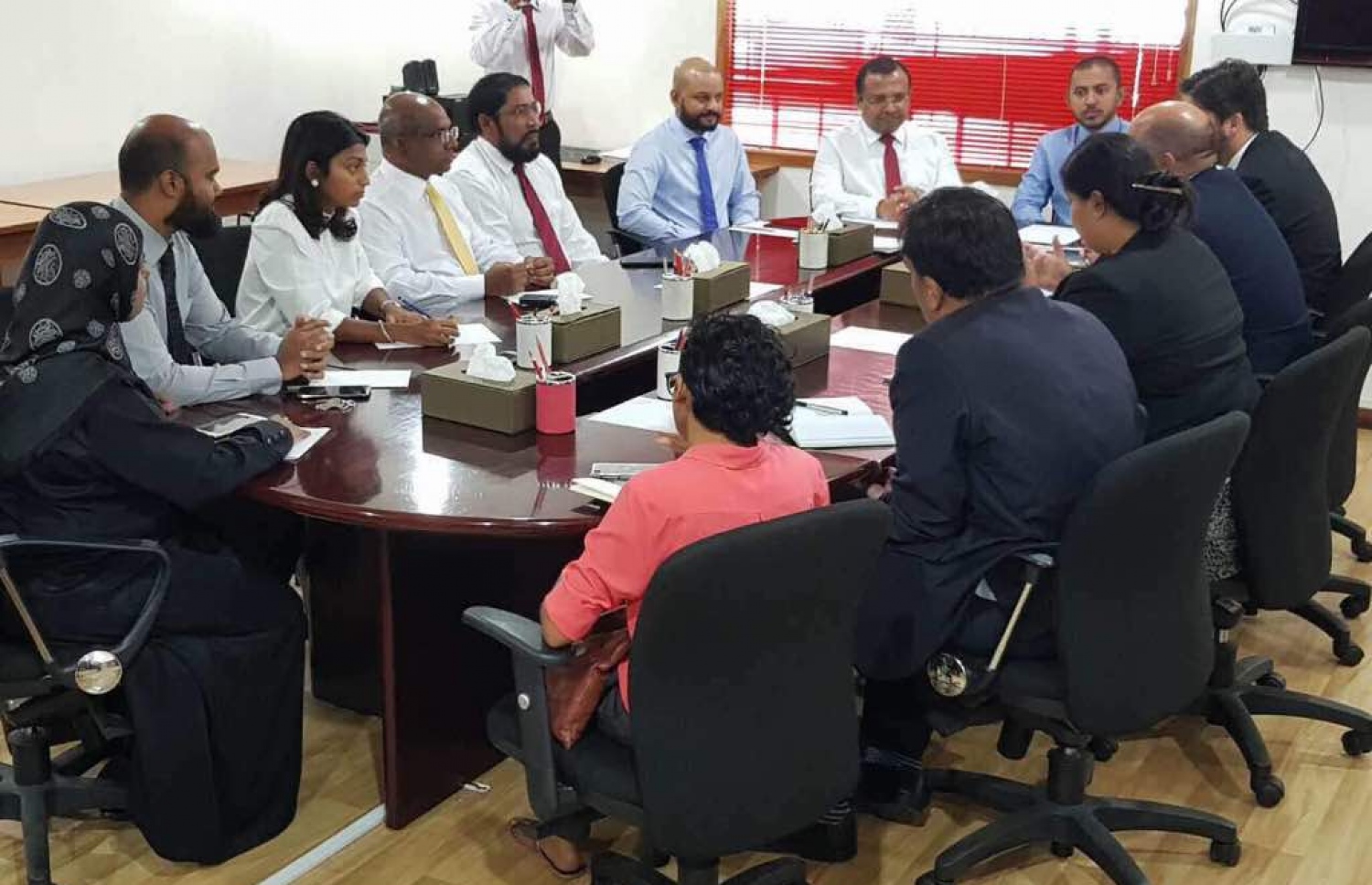 އެމެރިކާ ސަފީރު އިދިކޮޅު ފަރާތްތަކާ މިއަދު ބައްދަލުކުރައްވަނީ. --ފޮޓޯ: ޖުމްހޫރީ ޕާޓީ