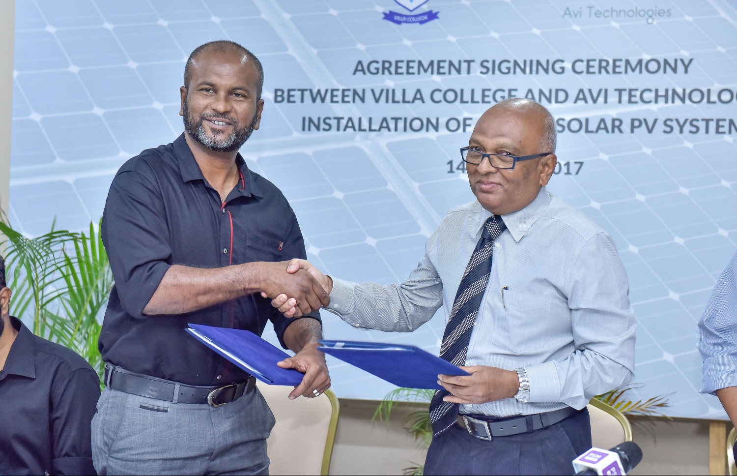 އަވިން ކަރަންޓް އުފައްދާ ނިޒާމް ގާއިމްކުރުމުގެ އެއްބަސްވުމުގައި ވިލާ ކޮލެޖުގެ ރެކްޓާ ޑރ. އަންވަރު (ކ) އަދި އަވި ޓެކްނޮލޮޖީސްގެ މެނޭޖިން ޑިރެކްޓަރު އާތިފް ސޮއިކުރެއްވުމަށް ފަހު ސަލާމްކުރައްވަނީ.-- ފޮޓޯ: ނިޝާން އަލީ/ މިހާރު