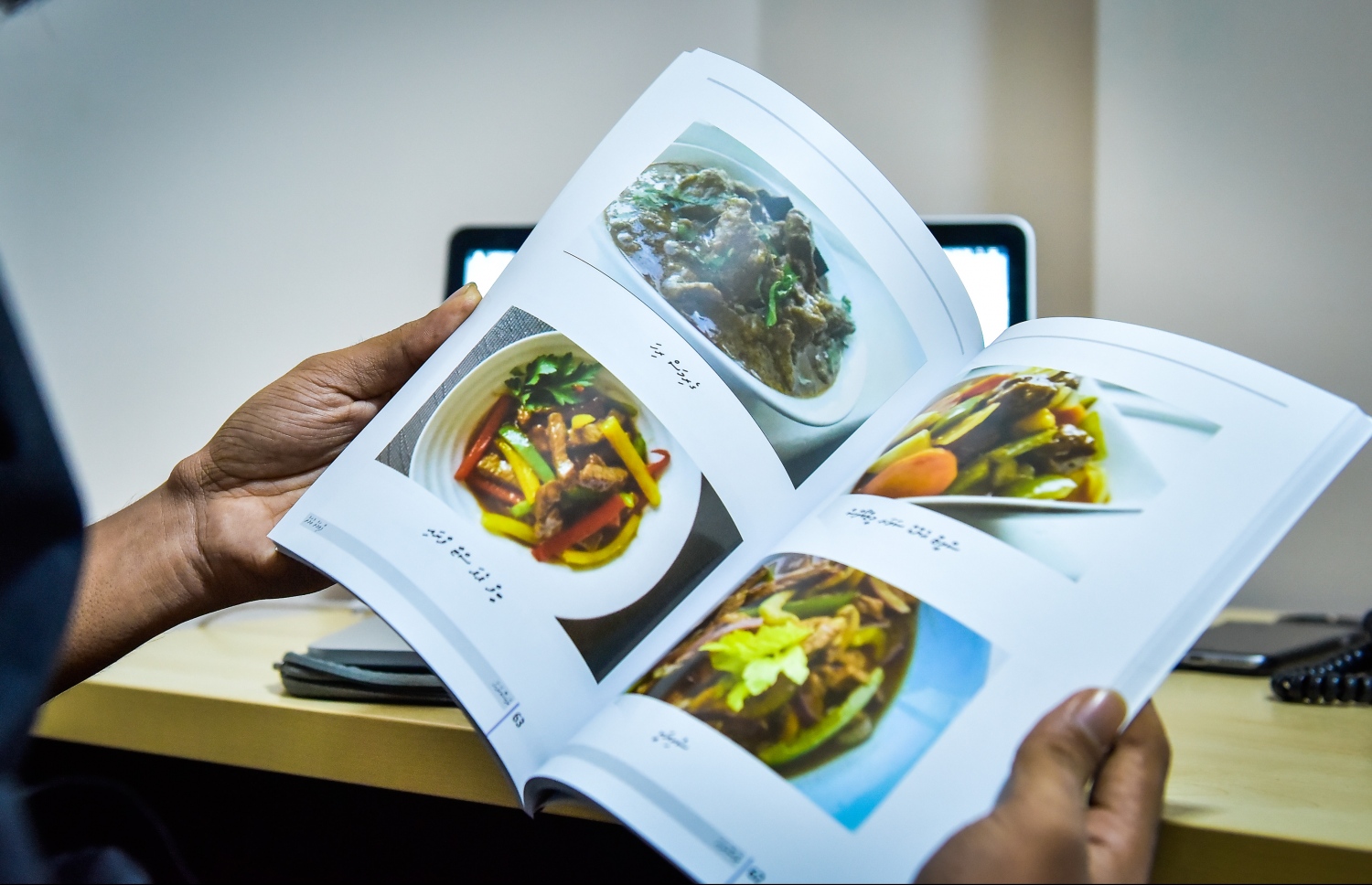 "ރަސްރަހަ" ފޮތް. ފޮޓޯ: ނިޝާން އަލީ/ މިހާރު