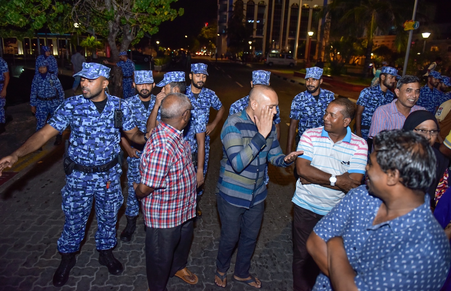 މާލެ: ޖޫން 14، 2017- ކުރީގެ ރައީސް މައުމޫން ތިން މަހެއްހާ ދުވަހު ރާއްޖެ އިން ބޭރުގައި އުޅުއްވުމަށް ފަހު، އެނބުރި ވަޑައިގަންނަވާތީ އެމަނިކުފާނަށް މަރުހަބާ ދެންނެވުމަށް ޖުމްހޫރީ މައިދާން ސަރަހައްދަށް އެއްވި މީހުން ފޮނުވާލުމަށް އެސްއޯ ފުލުހުން ހަރަކާތްތެރިވަނީ.---މިހާރު ފޮޓޯ: ނިޝާން އަލީ