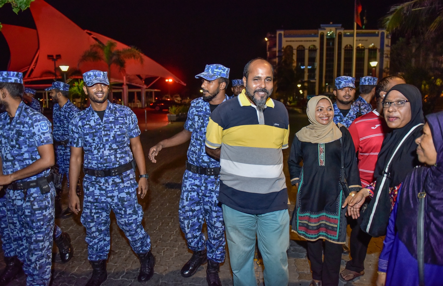 މާލެ: ޖޫން 14، 2017- ކުރީގެ ރައީސް މައުމޫން ތިން މަހެއްހާ ދުވަހު ރާއްޖެ އިން ބޭރުގައި އުޅުއްވުމަށް ފަހު، އެނބުރި ވަޑައިގަންނަވާތީ އެމަނިކުފާނަށް މަރުހަބާ ދެންނެވުމަށް އެއްވި ބައެއް މީހުން ފަހަތަށް ޖެއްސުމަށް އެސްއޯ ފުލުހުން ހަރަކާތްތެރިވަނީ.---މިހާރު ފޮޓޯ: ނިޝާން އަލީ