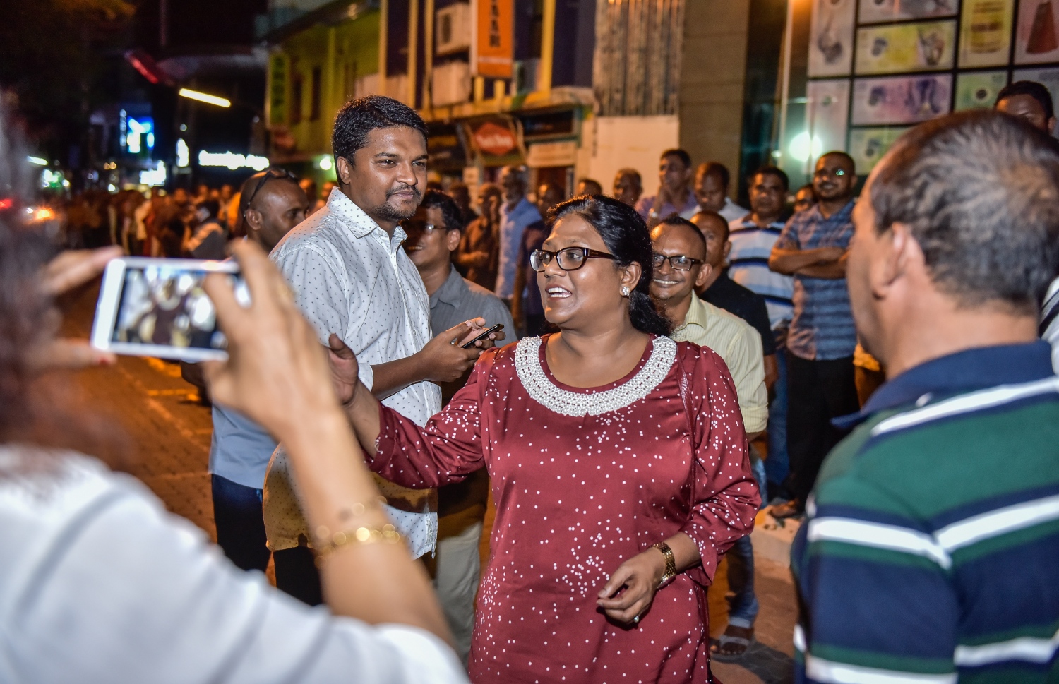 މާލެ: ޖޫން 14، 2017- ކުރީގެ ރައީސް މައުމޫން ތިން މަހެއްހާ ދުވަހު ރާއްޖެ އިން ބޭރުގައި އުޅުއްވުމަށް ފަހު، އެނބުރި ވަޑައިގަންނަވާތީ އެމަނިކުފާނަށް މަރުހަބާ ދެންނެވުމަށް ޖުމްހޫރީ މައިދާން ސަރަހައްދަށް ވަޑައިގެންނެވި، މާލޭގެ މޭޔަރު ޝިފާ މުހައްމަދު އެސްއޯ ފުލުހަކާ ވާހަކަ ދައްކަވަނީ.---މިހާރު ފޮޓޯ: ނިޝާން އަލީ