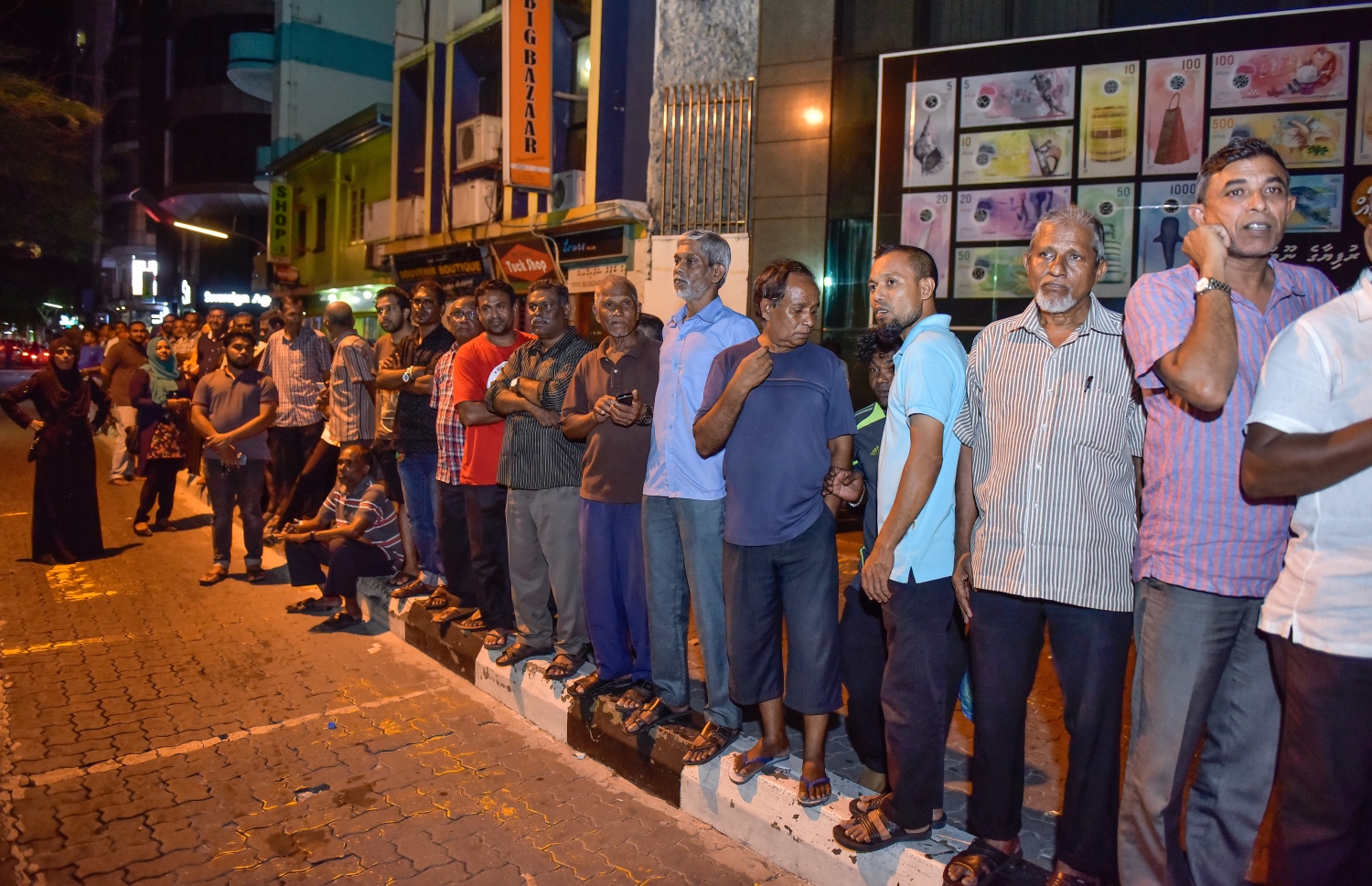 މާލެ: ޖޫން 14، 2017- ކުރީގެ ރައީސް މައުމޫން ތިން މަހެއްހާ ދުވަހު ރާއްޖެ އިން ބޭރުގައި އުޅުއްވުމަށް ފަހު، އެނބުރި ވަޑައިގަންނަވާތީ އެމަނިކުފާނަށް މަރުހަބާ ދެންނެވުމަށް ޖުމްހޫރީ މައިދާން ސަރަހައްދަށް އެއްވި ބައެއް މީހުން.---މިހާރު ފޮޓޯ: ނިޝާން އަލީ