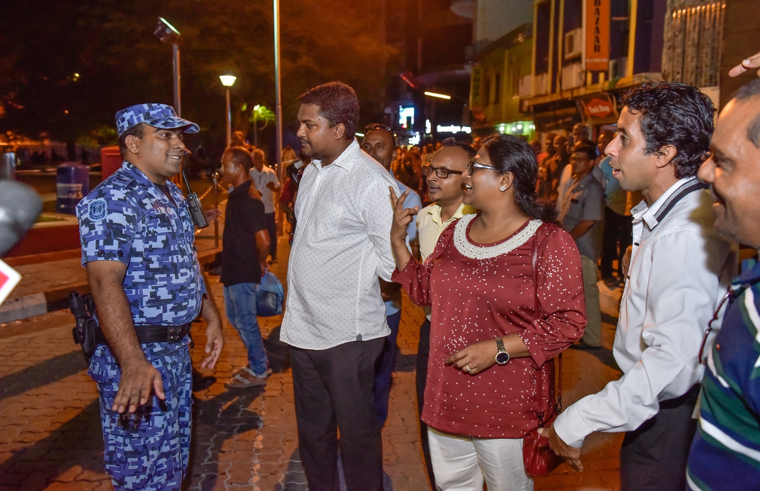 މާލެ: ޖޫން 14، 2017- ކުރީގެ ރައީސް މައުމޫން ތިން މަހެއްހާ ދުވަހު ރާއްޖެ އިން ބޭރުގައި އުޅުއްވުމަށް ފަހު، އެނބުރި ވަޑައިގަންނަވާތީ އެމަނިކުފާނަށް މަރުހަބާ ދެންނެވުމަށް ޖުމްހޫރީ މައިދާން ސަރަހައްދަށް ވަޑައިގެންނެވި، މާލޭގެ މޭޔަރު ޝިފާ މުހައްމަދާއި ޑެޕިއުޓީ މޭޔަރު ޝަމާއު ޝަރީފާއި އެމްޑީޕީގެ ސެކްރެޓަރީ ޖެނެރަލް އަނަސް އަބްދުއްސައްތާރު އަދި ޖޭޕީގެ ތަރުޖަމާން އަލީ ސޯލިހް އެސްއޯ ފުލުހަކާ ވާހަކަ ދައްކަވަނީ.---މިހާރު ފޮޓޯ: ނިޝާން އަލީ