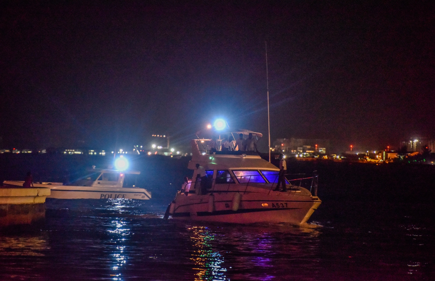 މާލެ: ޖޫން 14، 2017- ކުރީގެ ރައީސް މައުމޫން ތިން މަހެއްހާ ދުވަހު ރާއްޖެ އިން ބޭރުގައި އުޅުއްވުމަށް ފަހު، ވެލާނާ އިންޓަނޭޝަނަލް އެއާޕޯޓުން ލޯންޗްކޮޅުގައި މާލެ ވަޑައިގަންނަވަނީ.---މިހާރު ފޮޓޯ: ނިޝާން އަލީ