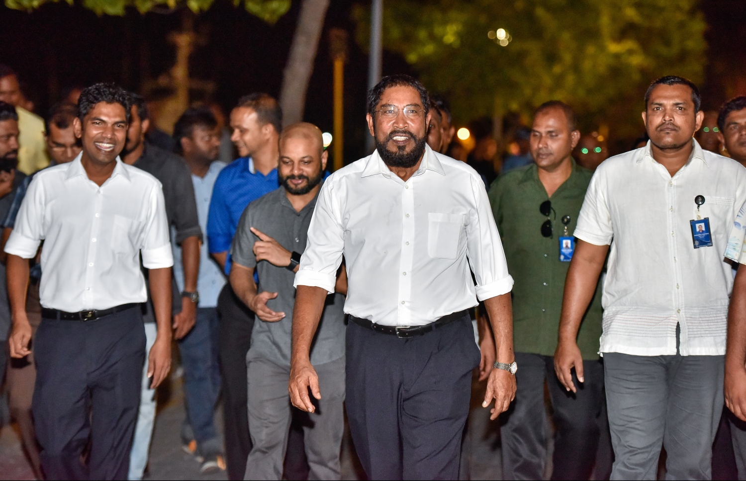 މާލެ: ޖޫން 14، 2017- ކުރީގެ ރައީސް މައުމޫން ތިން މަހެއްހާ ދުވަހު ރާއްޖެ އިން ބޭރުގައި އުޅުއްވުމަށް ފަހު ރާއްޖެ ވަޑައިގަންނަވާނީ އެމަނިކުފާނަށް މަރުހަބާ ދެންނެވުމަށްޓަކައި އިދިކޮޅު އިސް ލީޑަރުން ވަޑައިގަންނަވަނީ.---މިހާރު ފޮޓޯ: ހުސެއިން ވަހީދު