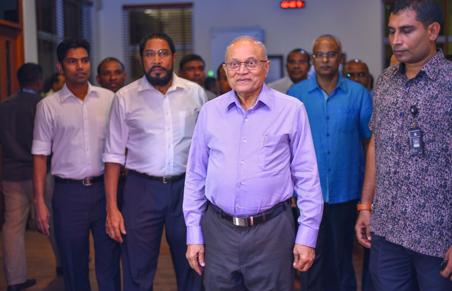 ގިނަ ދުވަސްތަކެއް ވަންދެން ރާއްޖެ އިން ބޭރުގައި އުޅުއްވުމަށް ފަހު ކުރީގެ ރައީސް މައުމޫން އެނބުރި ރާއްޖެ ވަޑައިގަތުމުން އިދިކޮޅު ފަރާތްތަކުން އެމަނިކުފާނަށް މަރުހަބާ ކިޔަން އެއާޕޯޓުގައި --މިހާރު ފޮޓޯ: ހުސެއިން ވަހީދު