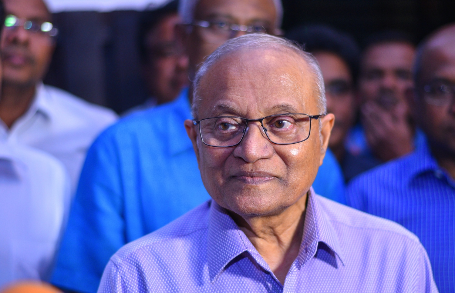 ޖޫން 14، 2017- ކުރީގެ ރައީސް މައުމޫން ތިން މަހެއްހާ ދުވަހު ރާއްޖެ އިން ބޭރުގައި އުޅުއްވުމަށް ފަހު އެނބުރި ވަޑައިގެން ވެލާނާ އިންޓަނޭޝަނަލް އެއާޕޯޓުގައި ނޫސްވެރިންނާ ވާހަކަ ދައްކަވަނީ.---މިހާރު ފޮޓޯ: ހުސެއިން ވަހީދު