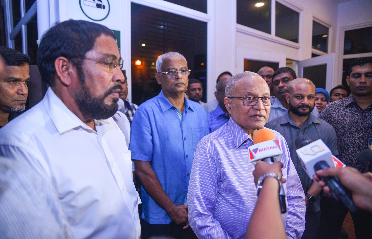 ޖޫން 14، 2017- ކުރީގެ ރައީސް މައުމޫން ތިން މަހެއްހާ ދުވަހު ރާއްޖެ އިން ބޭރުގައި އުޅުއްވުމަށް ފަހު އެނބުރި ވަޑައިގެން ވެލާނާ އިންޓަނޭޝަނަލް އެއާޕޯޓުގައި ނޫސްވެރިންނާ ވާހަކަ ދައްކަވަނީ.---މިހާރު ފޮޓޯ: ހުސެއިން ވަހީދު