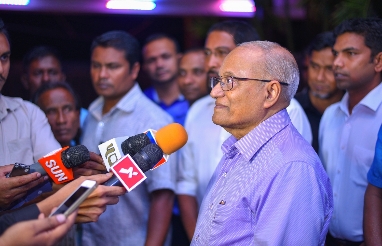 ޖޫން 14، 2017- ކުރީގެ ރައީސް މައުމޫން ތިން މަހެއްހާ ދުވަހު ރާއްޖެ އިން ބޭރުގައި އުޅުއްވުމަށް ފަހު އެނބުރި ވަޑައިގެން ވެލާނާ އިންޓަނޭޝަނަލް އެއާޕޯޓުގައި ނޫސްވެރިންނާ ވާހަކަ ދައްކަވަނީ.---މިހާރު ފޮޓޯ: ހުސެއިން ވަހީދު