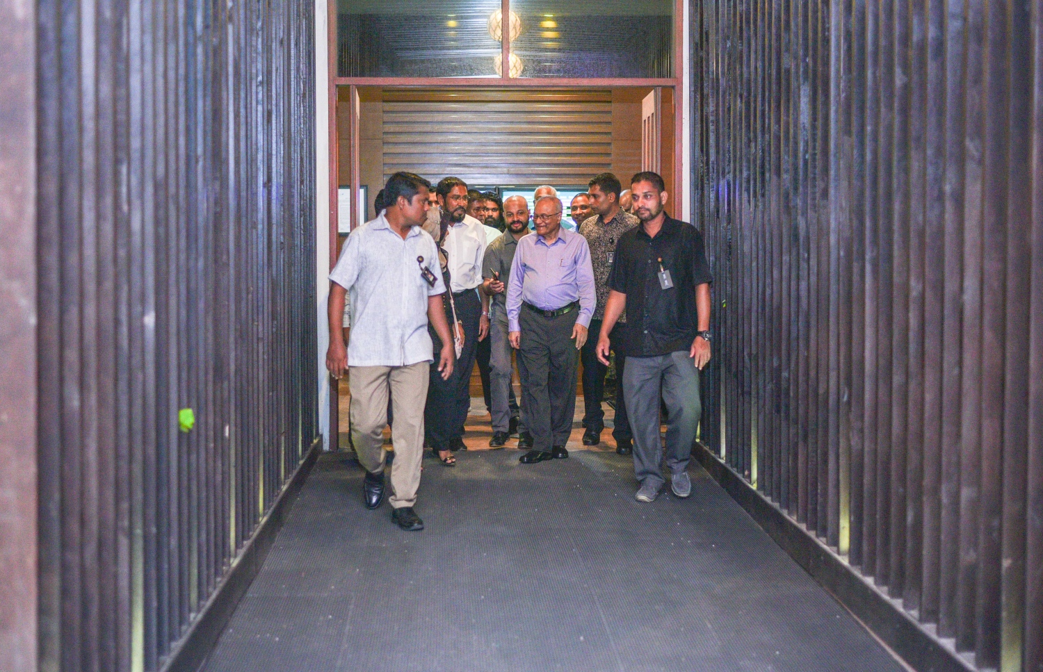 މައުމޫން މިރޭ މާލެ ވަޑައިގެން ވެލާނާ އިންޓަނޭޝަނަލް އެއާޕޯޓުގެ ވީއައިޕީން ލައުންޖުން ނުކުމެވަޑައިގަންނަވަނީ.---މިހާރު ފޮޓޯ: ހުސެއިން ވަހީދު