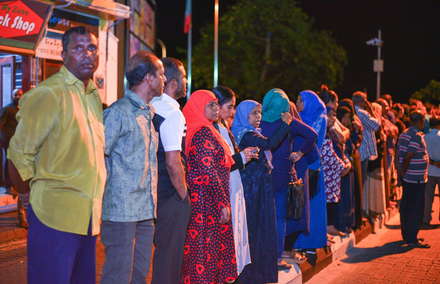 މާލެ: ޖޫން 14، 2017- ކުރީގެ ރައީސް މައުމޫން މާލެ ވަޑައިގަތުމުން އެމަނިކުފާނަށް މަރުހަބާ ކިޔުމަށް އެއްވި މީހުން އެމްއެމްއޭ ކައިރީގައި މަޑުކޮށްލައިގެން.---މިހާރު ފޮޓޯ: ހުސެއިން ވަހީދު