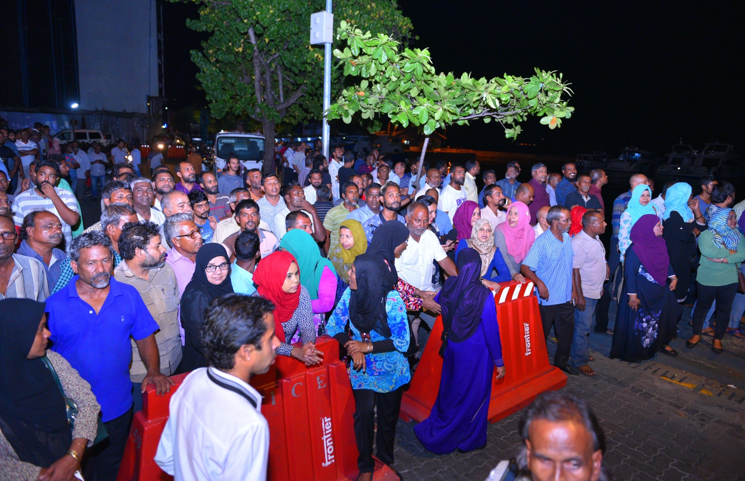 މާލެ: ޖޫން 14، 2017- ކުރީގެ ރައީސް މައުމޫން މާލެ ވަޑައިގަތުމުން އެމަނިކުފާނަށް މަރުހަބާ ކިޔުމަށް އެއްވި މީހުން ބެރިކޭޑުގެ ފަހަތަށް ޖައްސާފައި: މައުމޫން މާލެ ވަޑައިގެންނެވި ވަގުތު ޖުމްހޫރީ މައިދާން ސަރަހައްދުގެ ބޮޑު ބައެއް އޮތީ ބަންދުކޮށްފައި.---މިހާރު ފޮޓޯ: ހުސެއިން ވަހީދު