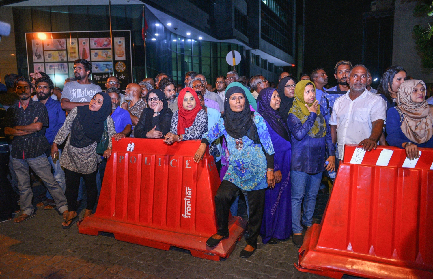 މާލެ: ޖޫން 14، 2017- ކުރީގެ ރައީސް މައުމޫން މާލެ ވަޑައިގަތުމުން އެމަނިކުފާނަށް މަރުހަބާ ކިޔުމަށް އެއްވި މީހުން ބެރިކޭޑުގެ ފަހަތަށް ޖައްސާފައި: މައުމޫން މާލެ ވަޑައިގެންނެވި ވަގުތު ޖުމްހޫރީ މައިދާން ސަރަހައްދުގެ ބޮޑު ބައެއް އޮތީ ބަންދުކޮށްފައި.---މިހާރު ފޮޓޯ: ހުސެއިން ވަހީދު