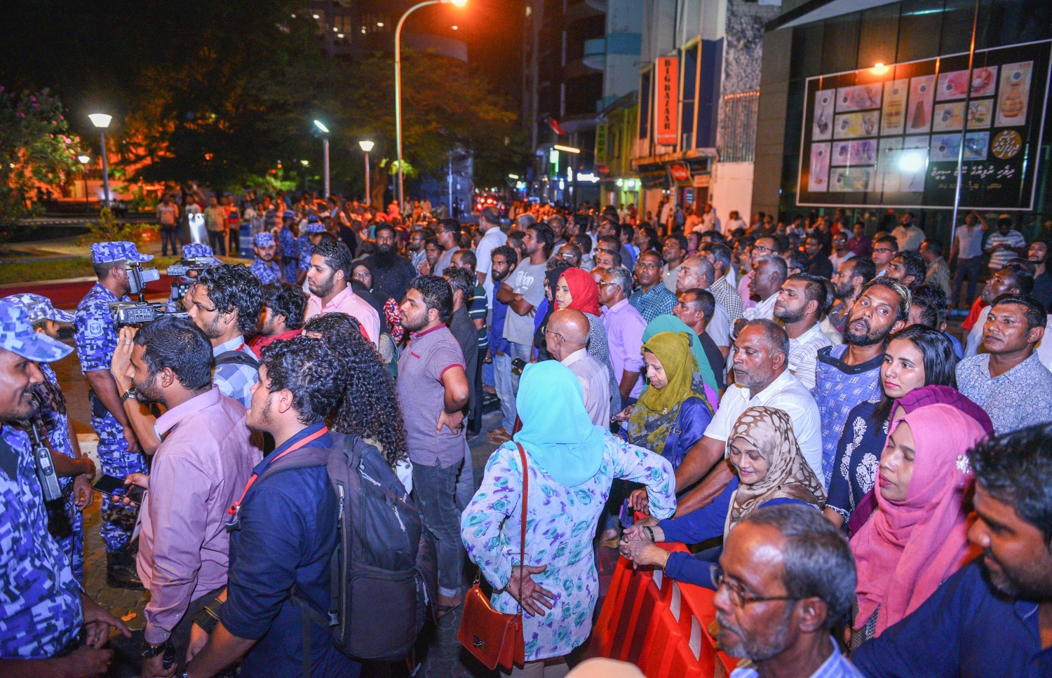 މާލެ: ޖޫން 14، 2017- ކުރީގެ ރައީސް މައުމޫން މާލެ ވަޑައިގަތުމުން އެމަނިކުފާނަށް މަރުހަބާ ކިޔުމަށް އެއްވި މީހުން ކޮންޓްރޯލް ކުރުމަށް އެސްއޯ ފުލުހުން ހަރަކާތްތެރިވަނީ.---މިހާރު ފޮޓޯ: ހުސެއިން ވަހީދު