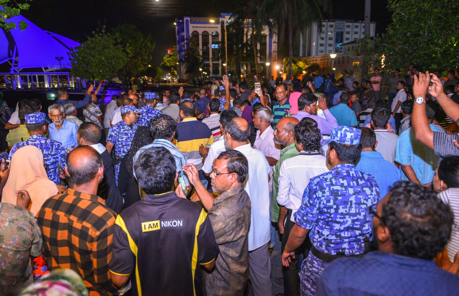 މާލެ: ޖޫން 14، 2017- ކުރީގެ ރައީސް މައުމޫން މާލެ ވަޑައިގަތުމުމުން އެމަނިކުފާނަށް މަރުހަބާ ކިޔުމަށް އެއްވި މީހުންގެ ގާތަށް ވަޑައިގެންނެވި ވަގުތު، ފުލުހުންގެ ސަފު ފޫދުއްވާލުމަށްފަހު، ބައެއް މީހުން ޖުމްހޫރީ މައިދާން  ސަރަހައްދަށް ވަންނަނީ.---މިހާރު ފޮޓޯ: ހުސެއިން ވަހީދު