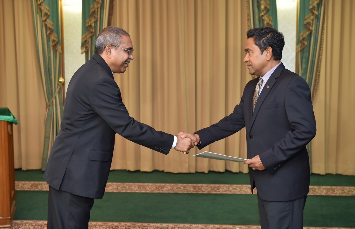 އެޗްއާރުސީއެމްގެ މެމްބަރު ކަމަށް ޒާހިދު އައްޔަން ކުރައްވައި އޭނާ އަށް ރައީސް ޔާމީން މަގާމުގެ ލިޔުން ދެއްވަނީ.---ފޮޓޯ: ރައީސް އޮފީސް