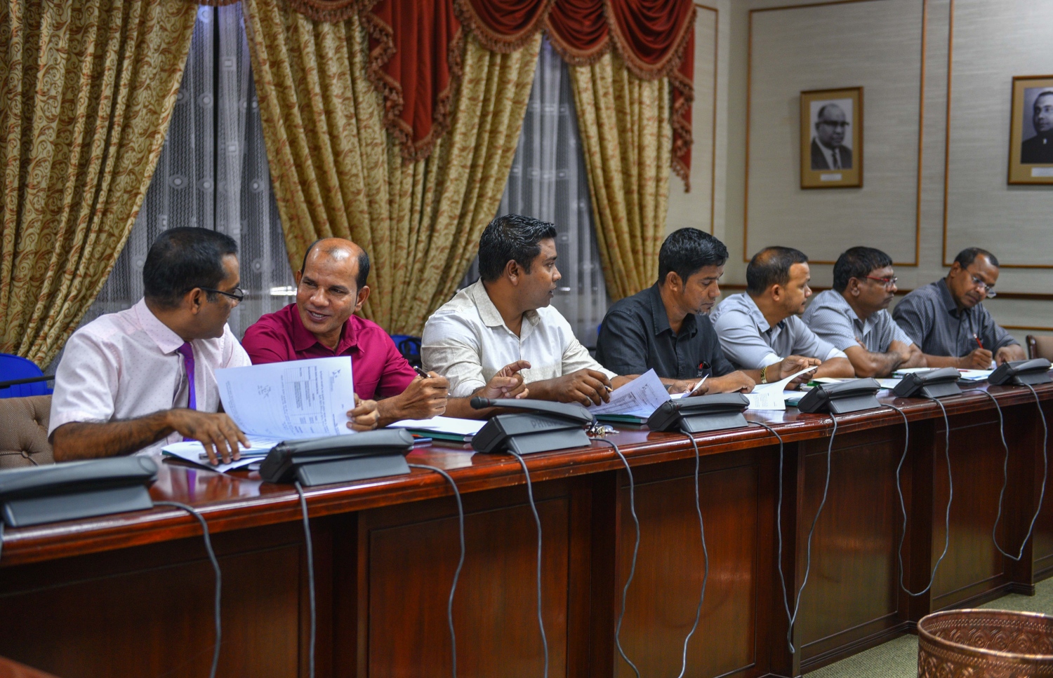 މަޖިލީހުގެ މަސްއޫލިއްޔަތު ކޮމިޓީގެ މެމްބަރުންތަކެއް ވެމްކޯއާ ސުވާލުކުރައްވަނީ. ފޮޓޯ: ހުސެއިން ވަހީދު /މިހާރު