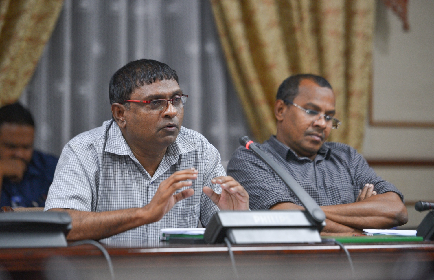 މަޖިލީހުގެ މަސްއޫލިއްޔަތު ކޮމިޓީގެ މެމްބަރަކު ވެމްކޯގެ އިސްވެރިންނާ ސުވާލުކުރައްވަނީ. ފޮޓޯ: ހުސެއިން ވަހީދު /މިހާރު