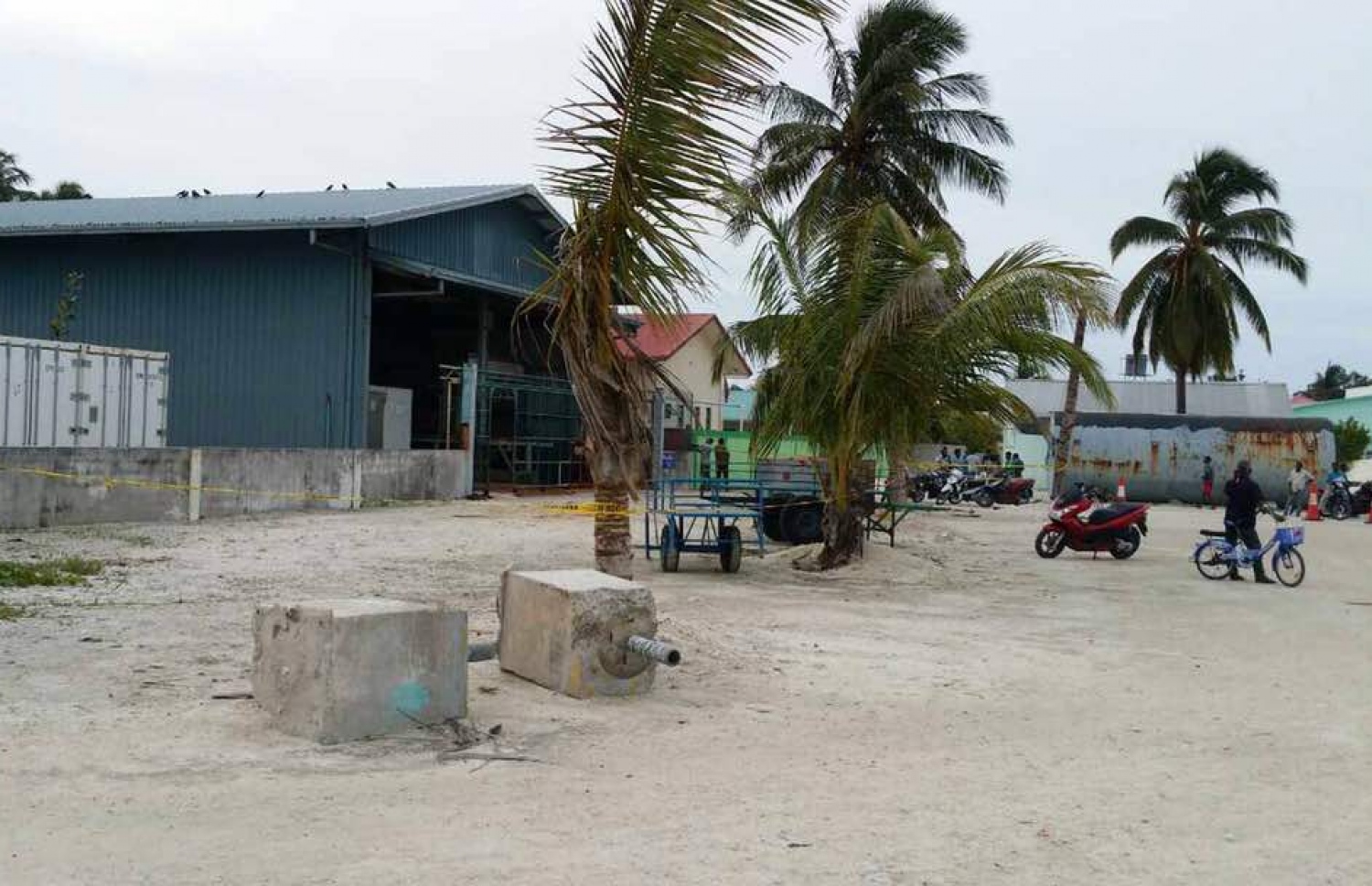 އިއްސެ މަރާލާފައި އޮތް އައިސް ޕްލާންޓް ސަރަހައްދު ބަންދުކޮށްގެން ފުލުހުން ހަރަކާތްތެރިވާއިރު އެތަނުގެ ބޭރުގައި އާންމުން ހަރަކާތްތެރިވަނީ --ފޮޓޯ/ކިޔުންތެރިއެއް