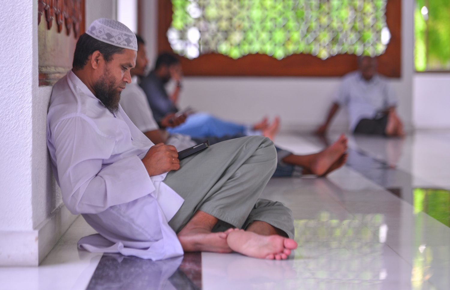 މާލެ: ޖޫން 17، 2017- މިސްކިތެއްގައި މީހަކު މޮބައިލް ފޯނުން ޤުރުއާން ކިޔަވަނީ: ޒަމާނަށް އައި ބަދަލާއެކު މޮބައިލް ފޯނުން ޤުރުއާން ކިޔަވާ މީހުން ގިނަ.---މިހާރު ފޮޓޯ: ހުސެއިން ވަހީދު