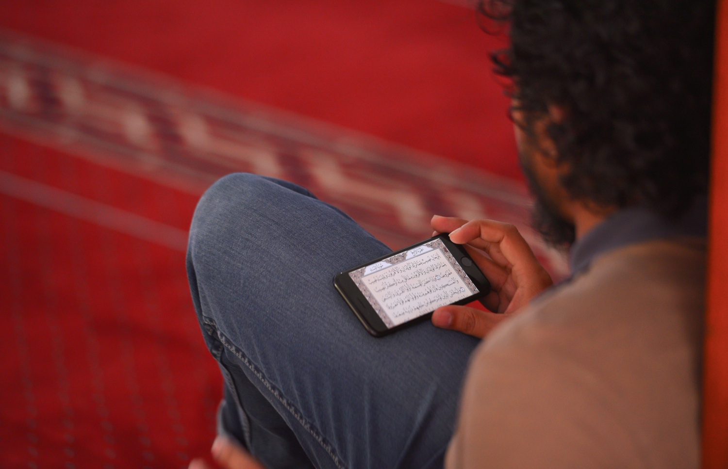 މާލެ: ޖޫން 17، 2017- މިސްކިތެއްގައި މީހަކު މޮބައިލް ފޯނުން ޤުރުއާން ކިޔަވަނީ: ޒަމާނަށް އައި ބަދަލާއެކު މޮބައިލް ފޯނުން ޤުރުއާން ކިޔަވާ މީހުން ގިނަ.---މިހާރު ފޮޓޯ: ހުސެއިން ވަހީދު