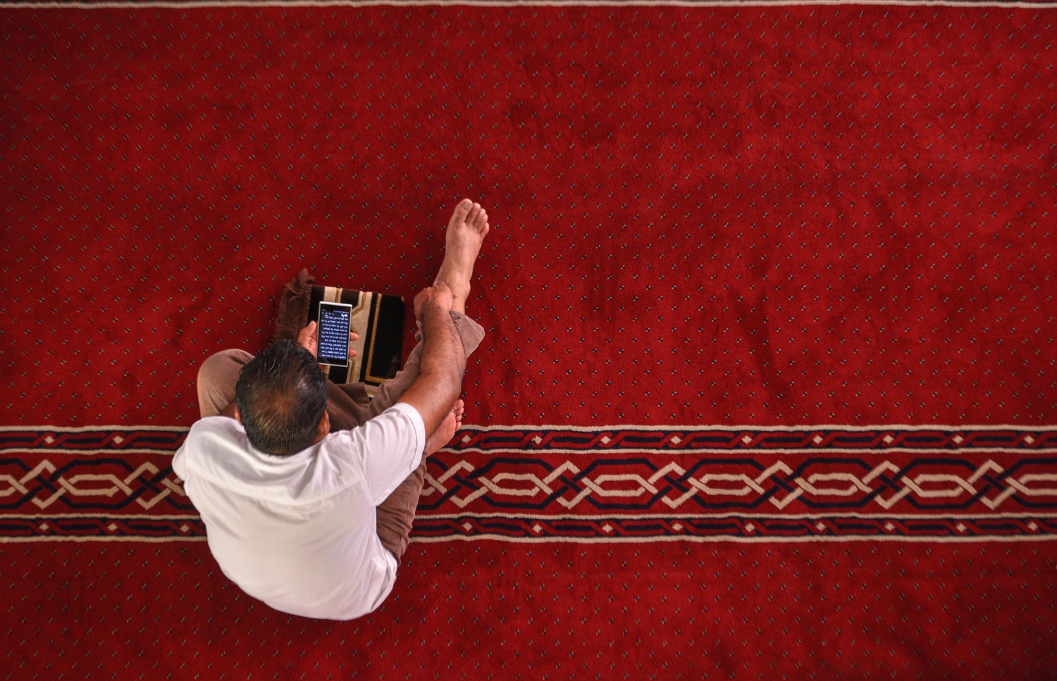 މާލެ: ޖޫން 17، 2017- މިސްކިތެއްގައި މީހަކު މޯބައިލް ފޯނުން ގުރުއާން ކިޔަވަނީ. މިސްކިތްތަކުގައި ޒަމާނުއްސުރެ އޮންނަ މުސްހަފުން ގުރުއާން ކިޔެވުމުގެ އާދަ ބަދަލުވެ، ގިނަ ބަޔަކު މިހާރު ކިޔެވުމަށް ބޭނުންކުރަނީ މޯބައިލް ފޯނު.---މިހާރު ފޮޓޯ: ހުސެއިން ވަހީދު