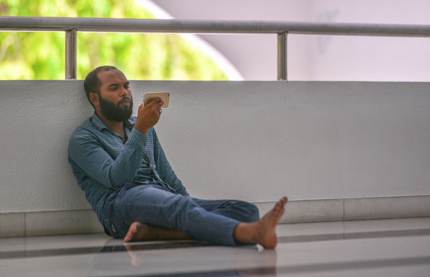 މާލެ: ޖޫން 17، 2017- މިސްކިތެއްގައި މީހަކު މޮބައިލް ފޯނުން ޤުރުއާން ކިޔަވަނީ: ޒަމާނަށް އައި ބަދަލާއެކު މޮބައިލް ފޯނުން ޤުރުއާން ކިޔަވާ މީހުން ގިނަ.---މިހާރު ފޮޓޯ: ހުސެއިން ވަހީދު