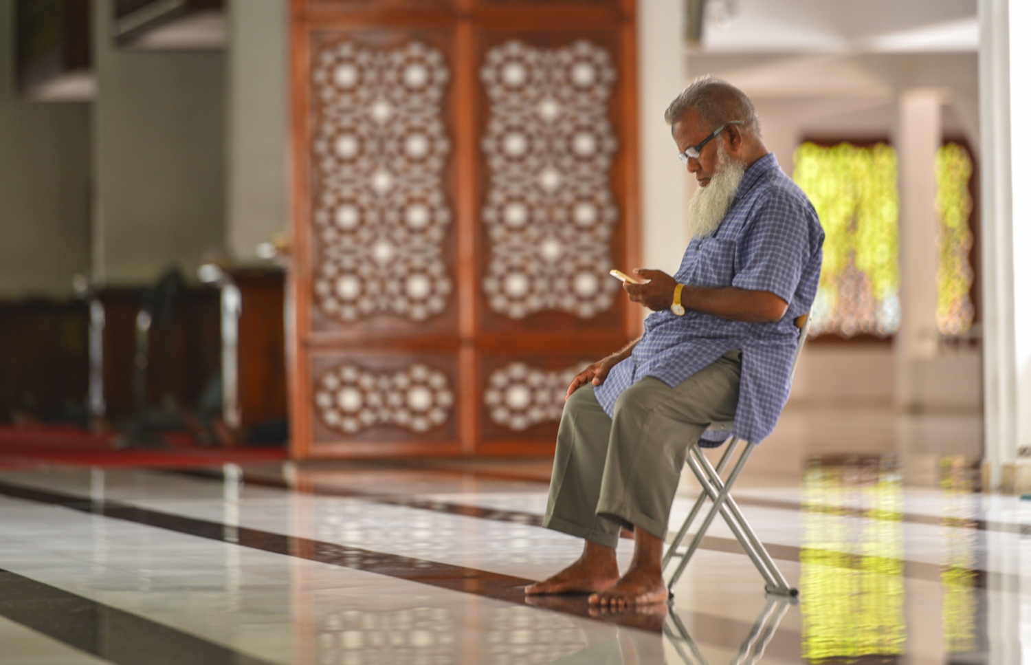 މާލެ: ޖޫން 17، 2017- މިސްކިތެއްގައި މީހަކު މޮބައިލް ފޯނުން ޤުރުއާން ކިޔަވަނީ: ޒަމާނަށް އައި ބަދަލާއެކު މޮބައިލް ފޯނުން ޤުރުއާން ކިޔަވާ މީހުން ގިނަ.---މިހާރު ފޮޓޯ: ހުސެއިން ވަހީދު