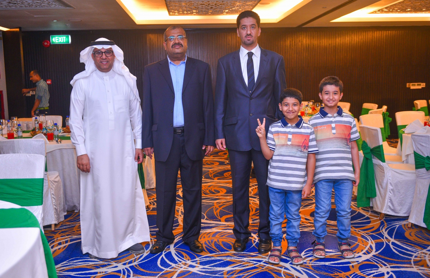 މާލެ: ޖޫން 16، 2017- ރާއްޖޭގައި ހުންނަ ސައޫދީ އެމްބަސީގެ ފަރާތުން ދިވެހި ދައުލަތުގެ އިސްވެރިންނަށް ބޭއްވި ރޯދަވީއްލުމުގައި އެމްބަސީގެ އިސް އޮފިޝަލުންތަކެއް ފޮޓޯއަކަށް ހުއްޓިވަޑައިގެން.---މިހާރު ފޮޓޯ: ހުސެއިން ވަހީދު