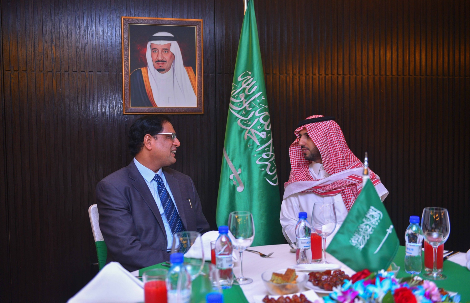 މާލެ: ޖޫން 16، 2017- ރާއްޖޭގައި ހުންނަ ސައޫދީ އެމްބަސީގެ ފަރާތުން ދިވެހި ދައުލަތުގެ އިސްވެރިންނަށް ބޭއްވި ރޯދަވީއްލުމުގައި ޑެޕިއުޓީ އެމްބެސެޑަރު މެތުރިކް އަލް ދޮސާއީ (ކ) ބައިވެރިވެވަޑައިގަންނަވަނީ.---މިހާރު ފޮޓޯ: ހުސެއިން ވަހީދު