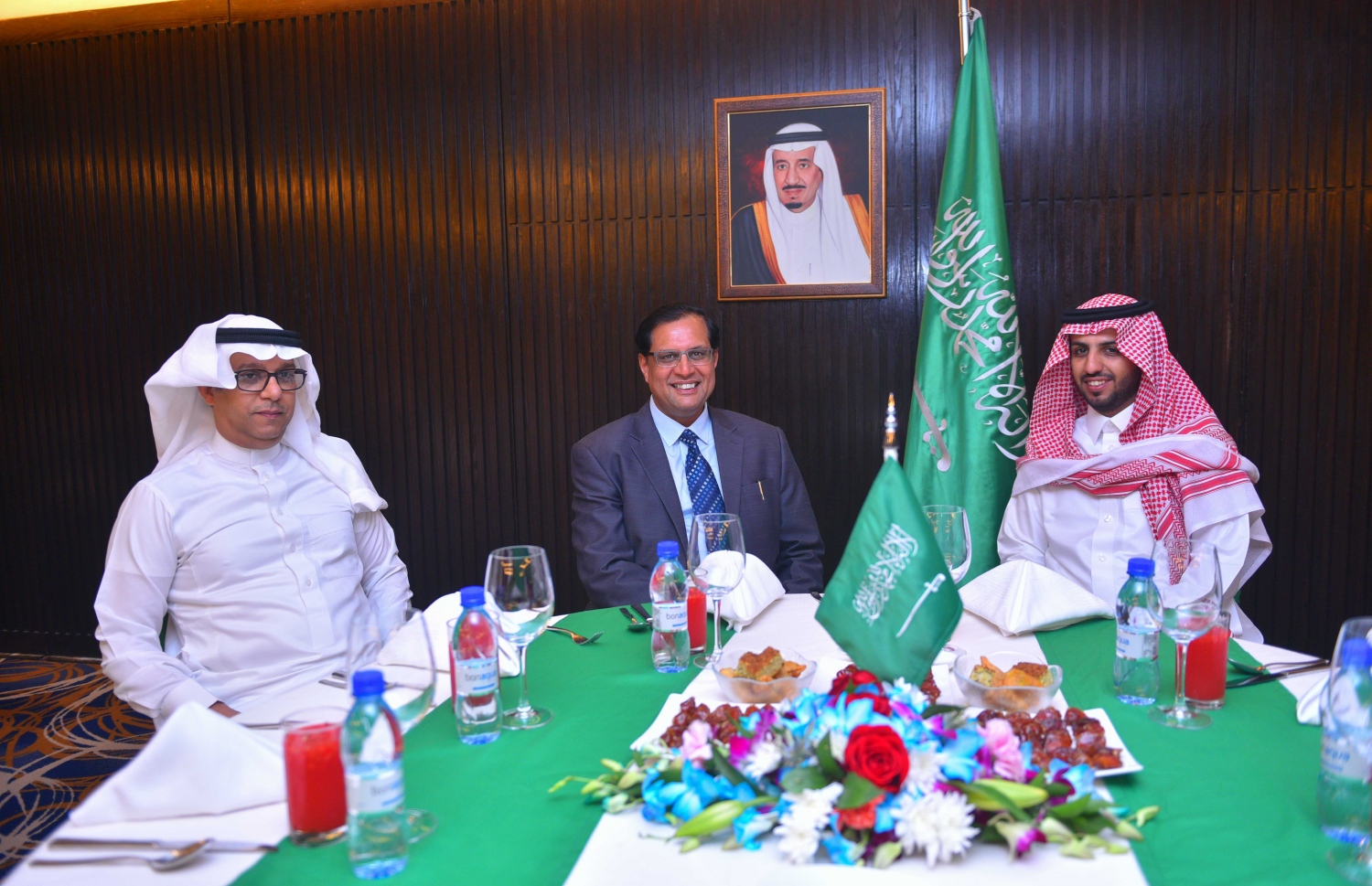 މާލެ: ޖޫން 16، 2017- ރާއްޖޭގައި ހުންނަ ސައޫދީ އެމްބަސީގެ ފަރާތުން ދިވެހި ދައުލަތުގެ އިސްވެރިންނަށް ބޭއްވި ރޯދަވީއްލުމުގައި، އެ ގައުމުގެ ފަރާތުން ރާއްޖޭގައި ހުންނަވާ ޑެޕިއުޓީ އެމްބެސެޑަރު މެތުރިކް އަލް ދޮސާއީ ބައިވެރިވެވަޑައިގަންނަވަނީ.---މިހާރު ފޮޓޯ: ހުސެއިން ވަހީދު