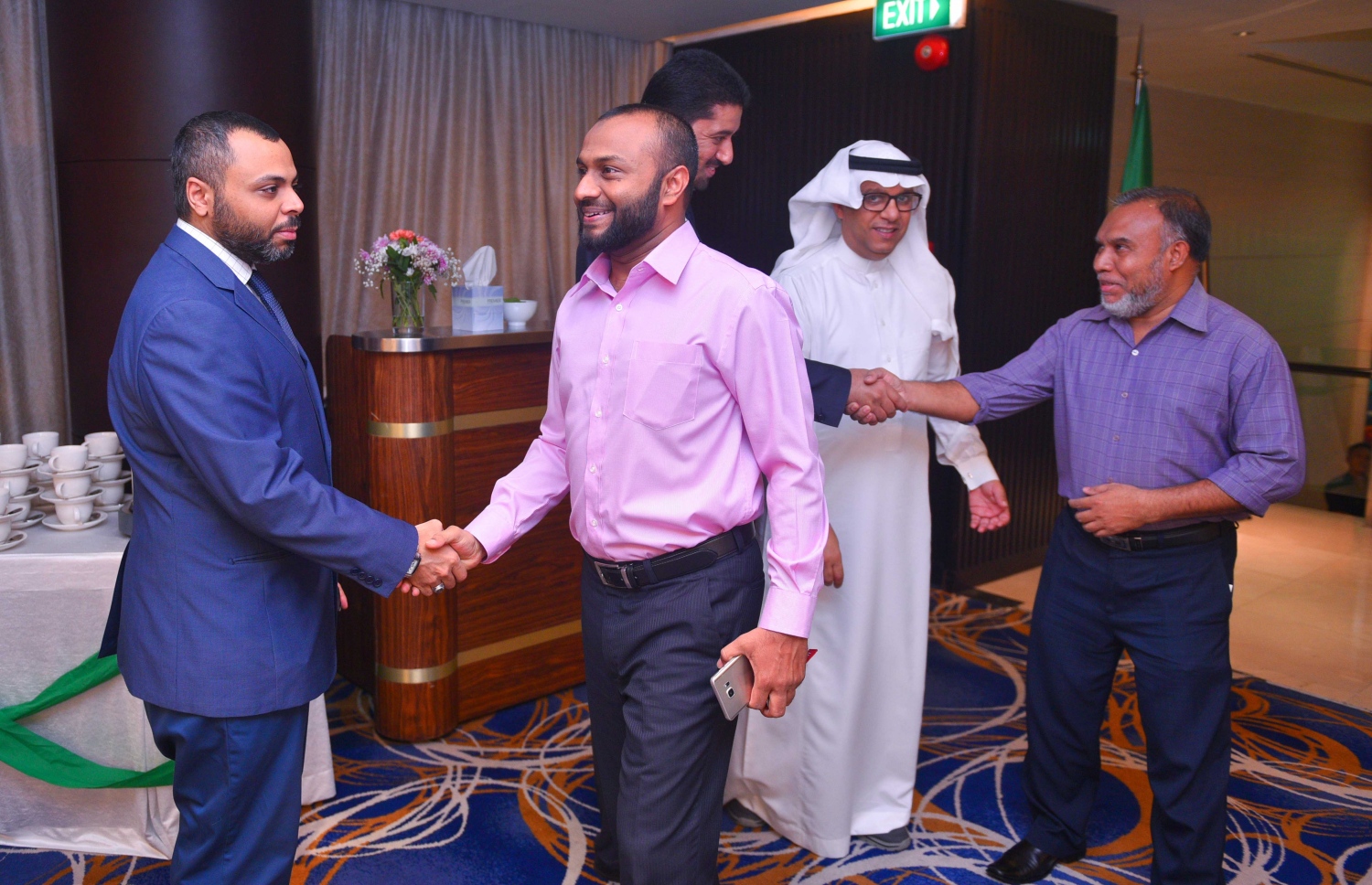 މާލެ: ޖޫން 16، 2017- ރާއްޖޭގައި ހުންނަ ސައޫދީ އެމްބަސީގެ ފަރާތުން ދިވެހި ދައުލަތުގެ އިސްވެރިންނަށް ބޭއްވި ރޯދަވީއްލުމަށް ރާއްޖޭގެ ސުޕްރީމް ކޯޓުގެ ފަނޑިޔާރު އަބްދުﷲ އަރީފާއި އިސްލާމިކް ޔުނިވަސިޓީގެ ޗާންސެލަރު މުހައްމަދު ޝަހީމް އަލީ ސައީދު ވަޑައިގަތުމުން އެމްބަސީގެ އިސްބޭފުޅުން މަރުހަބާ ދަންނަވަނީ.---މިހާރު ފޮޓޯ: ހުސެއިން ވަހީދު