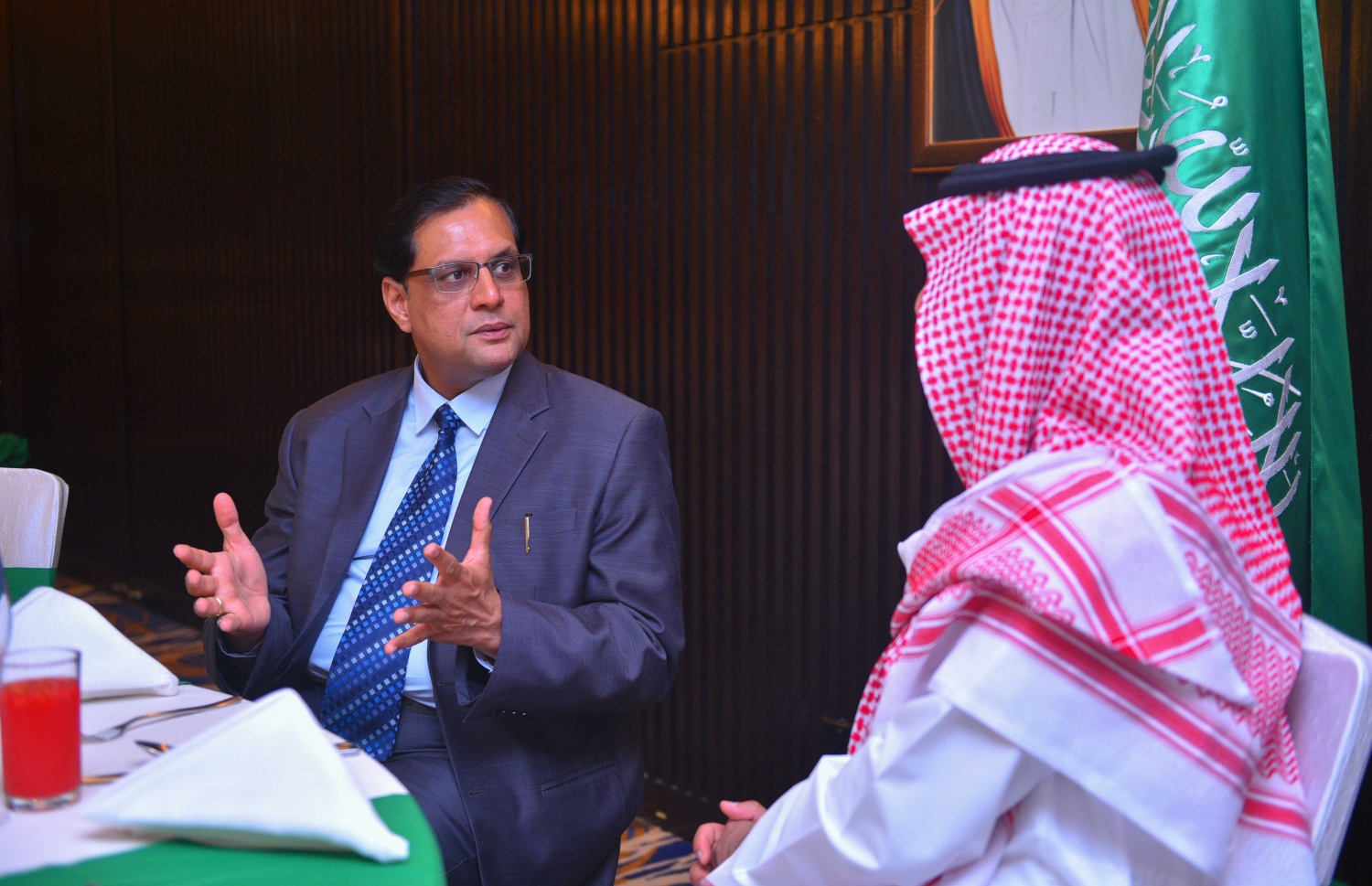 މާލެ: ޖޫން 16، 2017- ރާއްޖޭގައި ހުންނަ ސައޫދީ އެމްބަސީގެ ފަރާތުން ދިވެހި ދައުލަތުގެ އިސްވެރިންނަށް ބޭއްވި ރޯދަވީއްލުމުގެ ތެރެއިން.---މިހާރު ފޮޓޯ: ހުސެއިން ވަހީދު