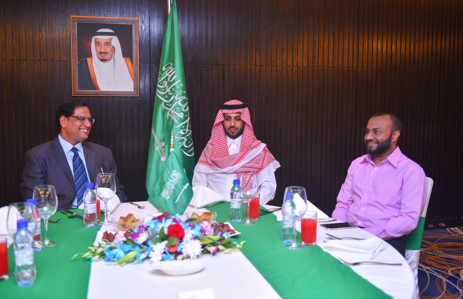 މާލެ: ޖޫން 16، 2017- ރާއްޖޭގައި ހުންނަ ސައޫދީ އެމްބަސީގެ ފަރާތުން ދިވެހި ދައުލަތުގެ އިސްވެރިންނަށް ބޭއްވި ރޯދަވީއްލުމުގައި، އެ ގައުމުގެ ފަރާތުން ރާއްޖޭގައި ހުންނަވާ ޑެޕިއުޓީ އެމްބެސެޑަރު މެތުރިކް އަލް ދޮސާއީ (މ) އަދި ރާއްޖޭގެ އިސްލާމިކް ޔުނިވަސިޓީގެ ޗާންސެލަރު މުހައްމަދު ޝަހީމް އަލީ ސައީދު (ކ) ބައިވެރިވެވަޑައިގަންނަވަނީ.---މިހާރު ފޮޓޯ: ހުސެއިން ވަހީދު