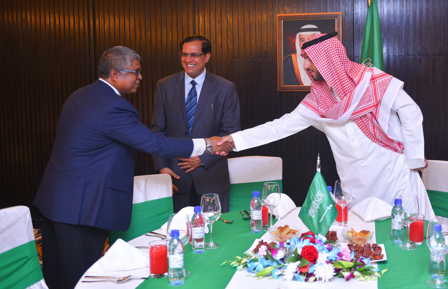 މާލެ: ޖޫން 16، 2017- ރާއްޖޭގައި ހުންނަ ސައޫދީ އެމްބަސީގެ ފަރާތުން ދިވެހި ދައުލަތުގެ އިސްވެރިންނަށް ބޭއްވި ރޯދަވީއްލުމުގައި، ރާއްޖޭގައި ހުންނަވާ ޑެޕިއުޓީ އެމްބެސެޑަރު މެތުރިކް އަލް ދޮސާއީ ޕެންޝަން އޮފީހުގެ ސީއީއޯ މުހައްމަދު މަނިކާ ސަލާމް ކުރައްވަނީ.---މިހާރު ފޮޓޯ: ހުސެއިން ވަހީދު