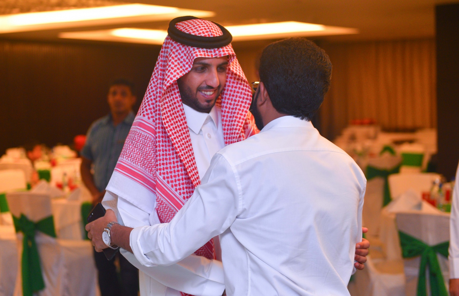 މާލެ: ޖޫން 16، 2017- ރާއްޖޭގައި ހުންނަ ސައޫދީ އެމްބަސީގެ ފަރާތުން ދިވެހި ދައުލަތުގެ އިސްވެރިންނަށް ބޭއްވި ރޯދަވީއްލުމަށް ހޯމް މިނިސްޓަރު އަޒްލީން އަހުމަދު ވަޑައިގަތުމުން، ޑެޕިއުޓީ އެމްބެސެޑަރު މެތުރިކް އަލް ދޮސާއީ މަރުހަބާ ދަންނަވަނީ.---މިހާރު ފޮޓޯ: ހުސެއިން ވަހީދު