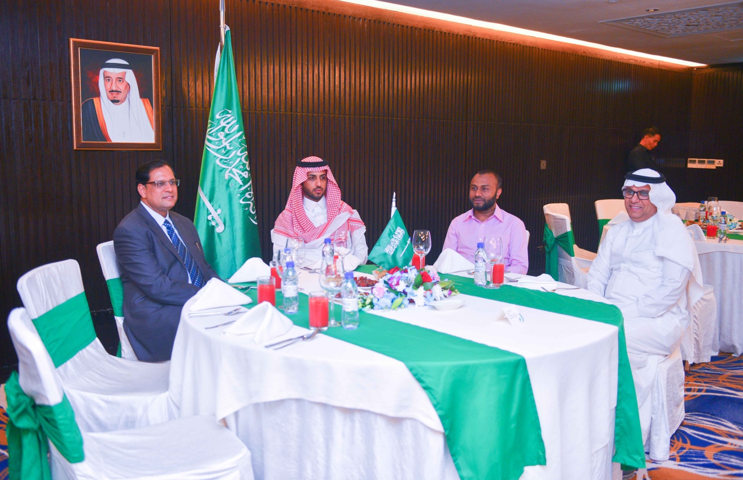 މާލެ: ޖޫން 16، 2017- ރާއްޖޭގައި ހުންނަ ސައޫދީ އެމްބަސީގެ ފަރާތުން ދިވެހި ދައުލަތުގެ އިސްވެރިންނަށް ބޭއްވި ރޯދަވީއްލުމުގައި، އެ ގައުމުގެ ފަރާތުން ރާއްޖޭގައި ހުންނަވާ ޑެޕިއުޓީ އެމްބެސެޑަރު މެތުރިކް އަލް ދޮސާއީ (މ) އަދި ރާއްޖޭގެ އިސްލާމިކް ޔުނިވަސިޓީގެ ޗާންސެލަރު މުހައްމަދު ޝަހީމް އަލީ ސައީދު (ކ) ބައިވެރިވެވަޑައިގަންނަވަނީ.---މިހާރު ފޮޓޯ: ހުސެއިން ވަހީދު