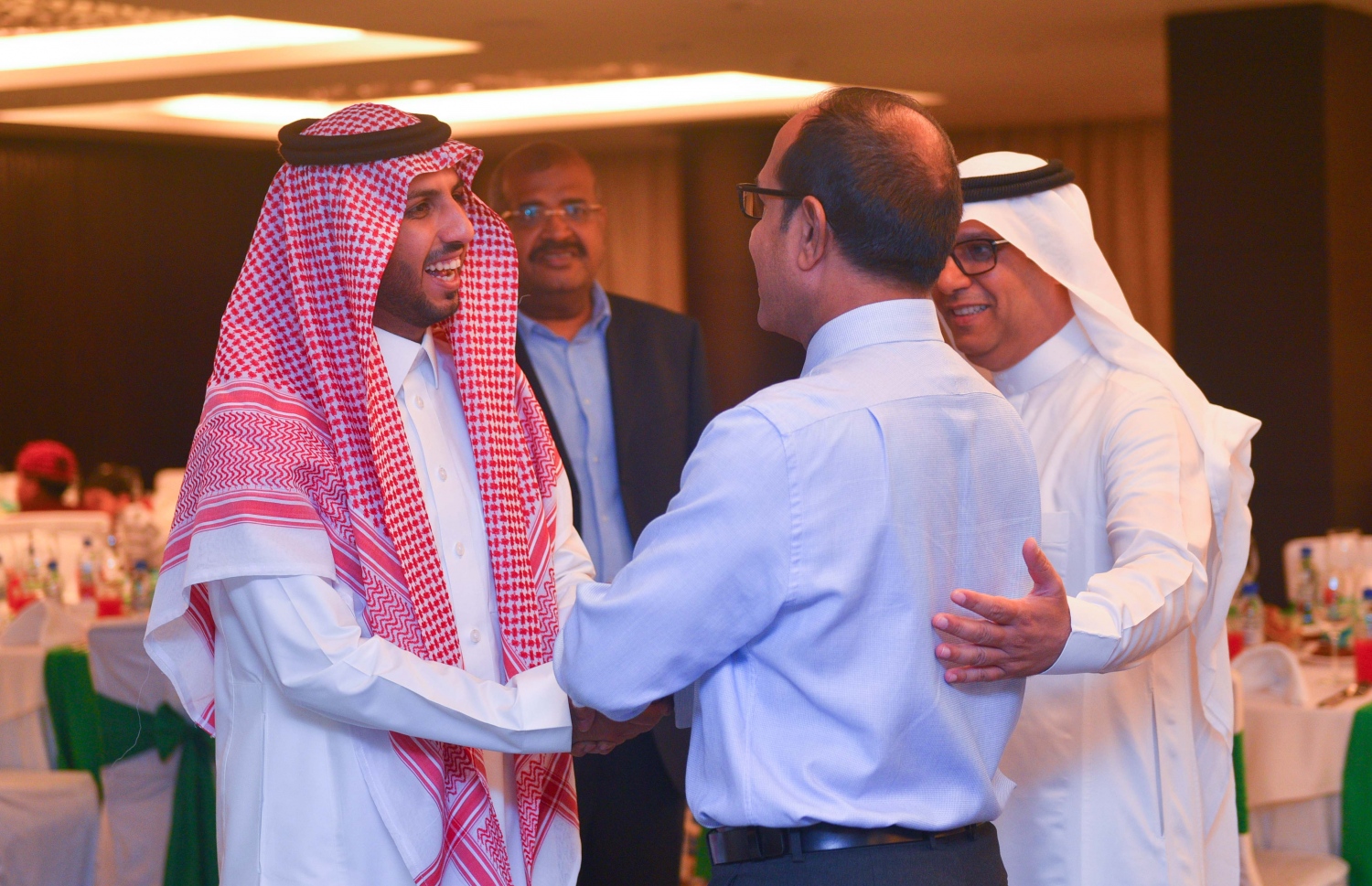 މާލެ: ޖޫން 16، 2017- ރާއްޖޭގައި ހުންނަ ސައޫދީ އެމްބަސީގެ ފަރާތުން ދިވެހި ދައުލަތުގެ އިސްވެރިންނަށް ބޭއްވި ރޯދަވީއްލުމަށް ރައީސް އޮފީހުގެ މިނިސްޓަ އޮފް ސްޓޭޓް ފޮ ފޮރިން ރިލޭޝަންސް މުހައްމަދު ނަސީރު ވަޑައިގަތުމުން، ރާއްޖޭގައި ހުންނަވާ ސައޫދީގެ ޑެޕިއުޓީ އެމްބެސެޑަރު މެތުރިކް އަލް ދޮސާއީ މަރުހަބާ ދަންނަވަނީ.---މިހާރު ފޮޓޯ: ހުސެއިން ވަހީދު