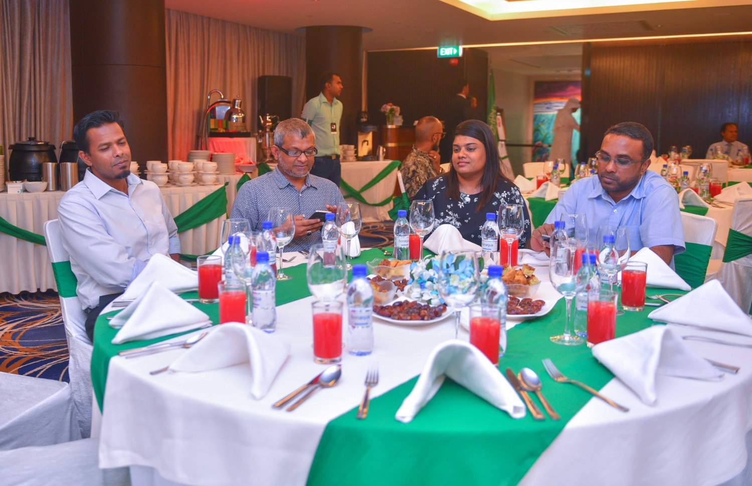 މާލެ: ޖޫން 16، 2017- ރާއްޖޭގައި ހުންނަ ސައޫދީ އެމްބަސީގެ ފަރާތުން ދިވެހި ދައުލަތުގެ އިސްވެރިންނަށް ބޭއްވި ރޯދަވީއްލުމުގައި (ކ-ވ) އެންޓި ކޮރަޕްޝަން ކޮމިޝަންގެ ރައީސް ހަސަން ލުތުފީ، ޕްރޮސެކިއުޓަ ޖެނެރަލް އައިޝަތު ބިޝާމް، ބްރޯޑްކާސްޓިން ކޮމިޝަންގެ ރައީސް މުހައްމަދު ޝަހީބު އަދި އޮޑިޓަ ޖެނެރަލް ހަސަން ޒިޔަތު ބައިވެރިވެވަޑައިގަންނަވަނީ.---މިހާރު ފޮޓޯ: ހުސެއިން ވަހީދު