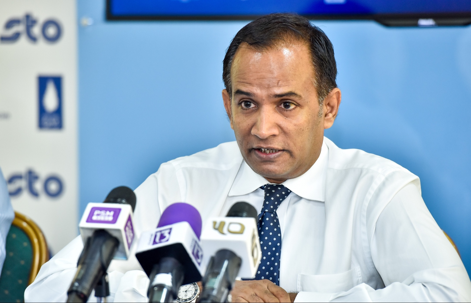 އެސްޓީއޯ އިން ވިއްކާ ޕެޓްރޯލާއި ޑީސަލްގެ އަގު ހެޔޮކުރުމާ ގުޅޭ ގޮތުން އެ ކުންފުނީގެ އެމްޑީ ޝަހީރު މިއަދު ނޫސްވެރިންނާ ވާހަކަ ދައްކަވަނީ.---މިހާރު ފޮޓޯ: ނިޝާން އަލީ