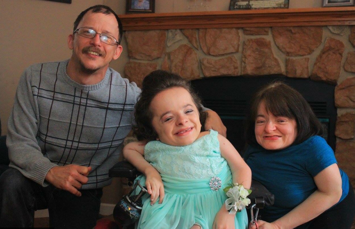 މައިކެލާ އޭނާގެ މަންމަ އާއި ބައްޕަ އާއެެކު